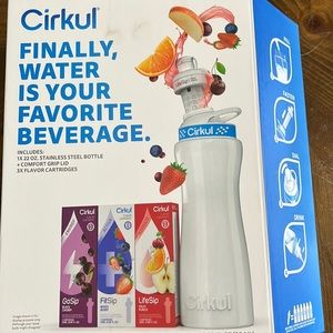 New Cirkul water bottle with 3 flavor packs